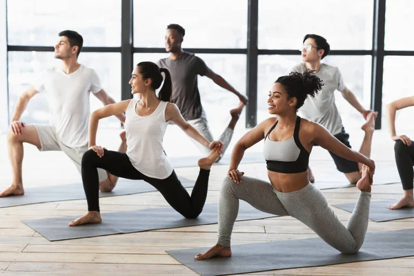 Prática de ioga. Grupo de jovens inter-raciais fazendo pose de sereia — Fotografia de Stock
