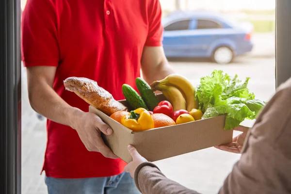 Handige service en online bestelling. Handen van de vrouw nemen doos van koerier — Stockfoto