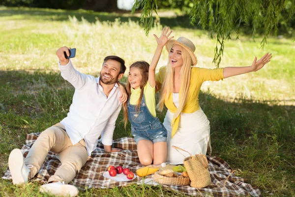Happy Family On Picnic Making Selfie Menghabiskan Hari Bersama Outdoor — Stok Foto