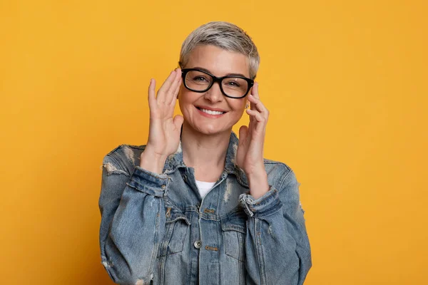 Concetto di vista e visione. Positiva bella donna matura che indossa nuovi occhiali alla moda — Foto Stock