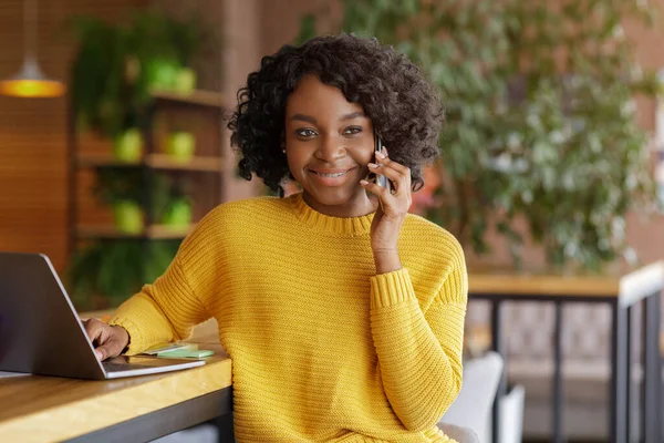 Erfolgreiche schwarze Unternehmerin telefoniert mit Geschäftspartnerin — Stockfoto