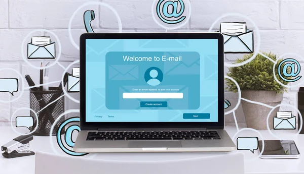 무료 이메일 서비스. Laptop With Mail Website And Communication Tools Icons, Colgrage — 스톡 사진
