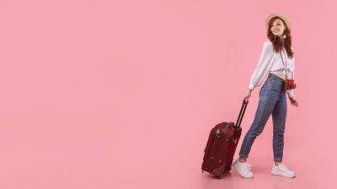 Pembe Stüdyo Arkaplanı Üzerinde Neşeli Kız Bavuluyla Yürüyor, Panorama