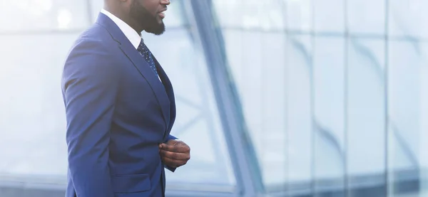 Empresario negro irreconocible con traje caminando en la ciudad, Panorama — Foto de Stock