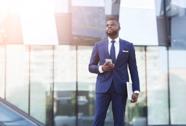 Şık İşadamı Telefonu Kentte Yürüyen İş Uygulamasını Kullanıyor