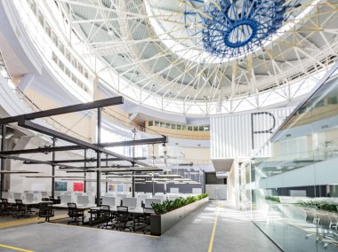 Kapalı bilgisayarları olan büyük bir kiralık ofis, işçi yok, kopyalama alanı