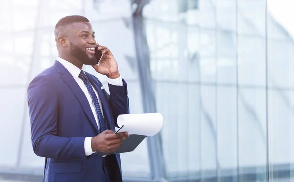 African Guy parle au téléphone Négociation Deal debout dans la ville — Photo