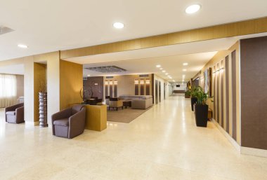 Otel lobisinin dekorasyonlu modern minimalist iç mimarisi