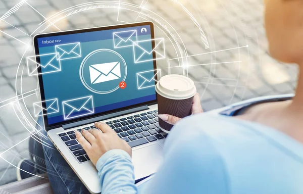 Post communicatie. Vrouw met behulp van laptop met nieuwe e-mailmeldingen op het scherm, Collage — Stockfoto
