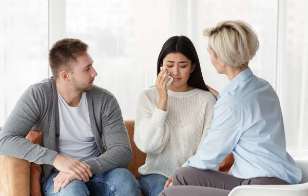 Berufspsychologe tröstet unglückliche Ehefrau während Familientherapie im Büro — Stockfoto