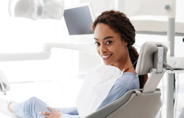 Feliz chica negra adjuntando clínica dental moderna — Foto de Stock