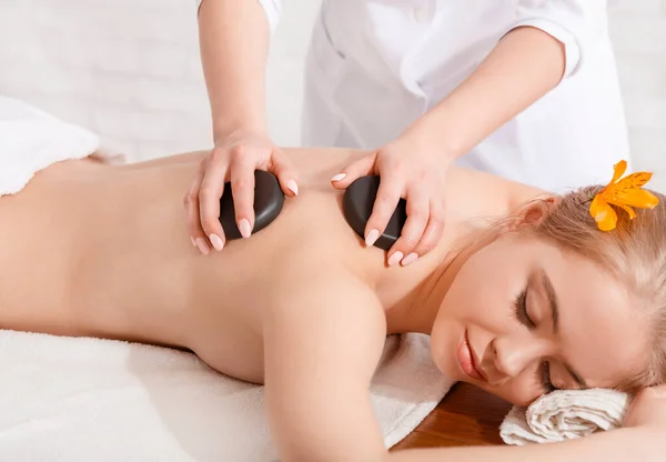 Tratamiento de spa de belleza y concepto de relax. Masajista hace procedimientos para chica —  Fotos de Stock