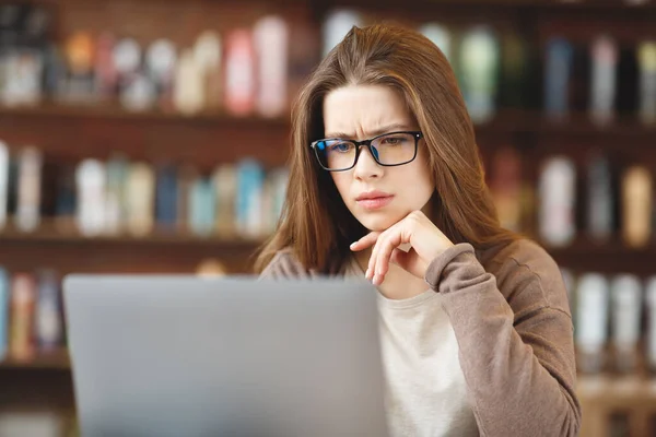 Chica atractiva malentendiendo nuevas reglas de trabajo después de la cuarentena —  Fotos de Stock