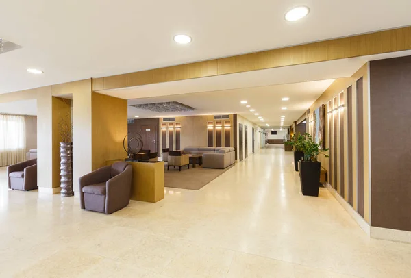 Moderno interior minimalista del vestíbulo del hotel con decoraciones — Foto de Stock