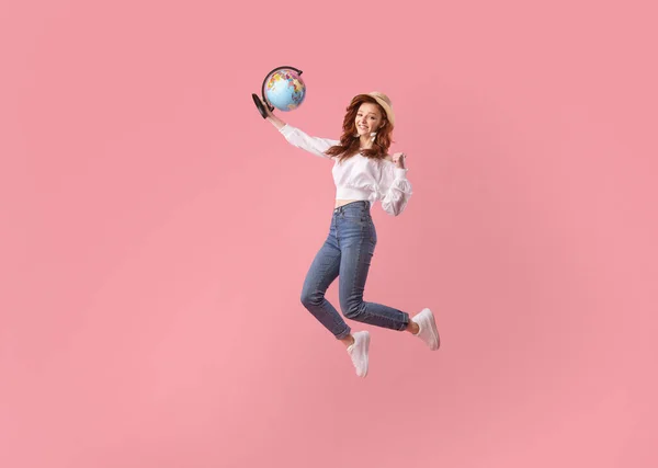 Happy Traveler Girl Just Globe Yes, Pink Fone — стоковое фото