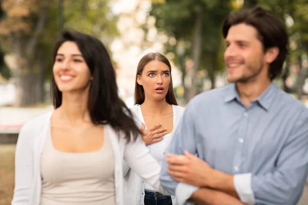 Mulher vendo batota namorado namoro com outra menina no parque — Fotografia de Stock