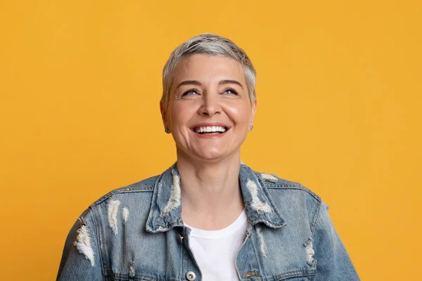 Emoções positivas. Fechar-se de feliz elegante mulher madura olhando para longe e rindo — Fotografia de Stock