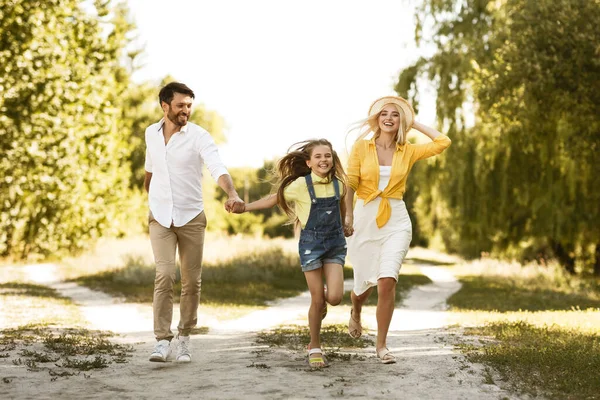 Boldog család három futás Élvezi a szabadban séta vidéken — Stock Fotó