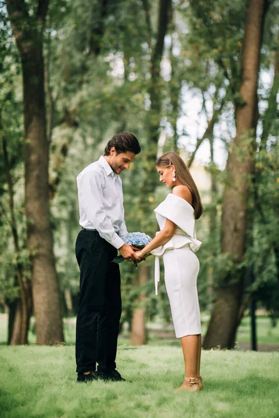 Paar heiratet stehend Händchen haltend bei Zeremonie im Wald — Stockfoto