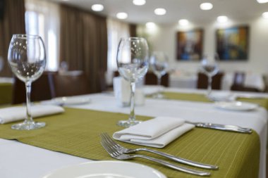 Restorandaki şarap kadehlerine odaklan.