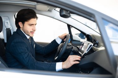 Profesyonel Araba Satıcısı Otomatik Kontrol Panelinde Oturuyor