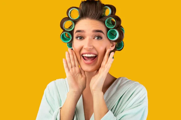 Positive Hausfrau schreit Händchen haltend vor Mund über gelbem Hintergrund — Stockfoto