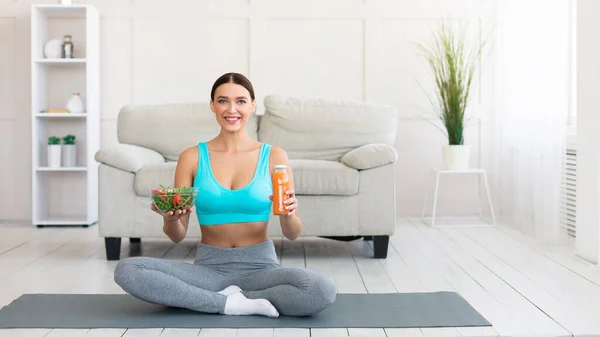 Fit Woman Holding Salad And Fruit Juice At Home, Panorama — Stock Photo, Image