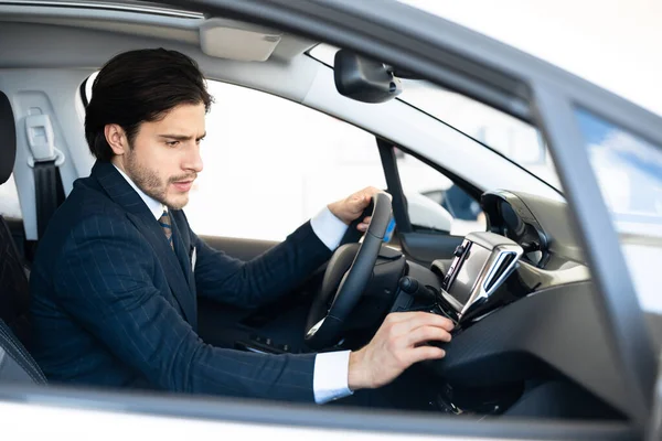 Professioneller Autoverkäufer sitzt im Auto-Armaturenbrett — Stockfoto