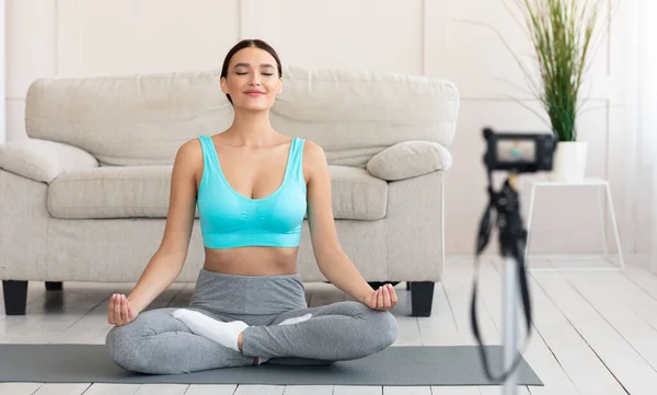 Fitness Blogger flicka meditera Göra video för blogg hemma — Stockfoto