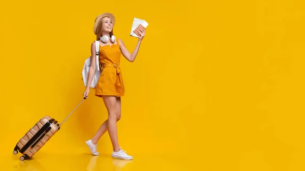 Post-Quarantine Travels. Joyful Young Girl Walking With Tickets And Suitcase — Stock Photo, Image