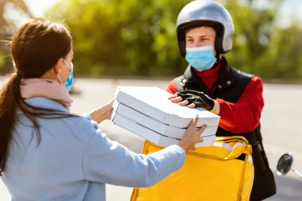 Courier Giving Pizza Boxes To Customer, Wearing Mask On Street — Stock Photo, Image