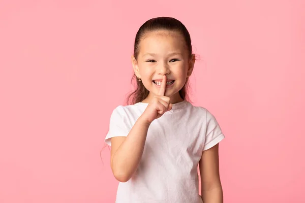 Grappig schattig aziatisch meisje putting vinger op lippen — Stockfoto