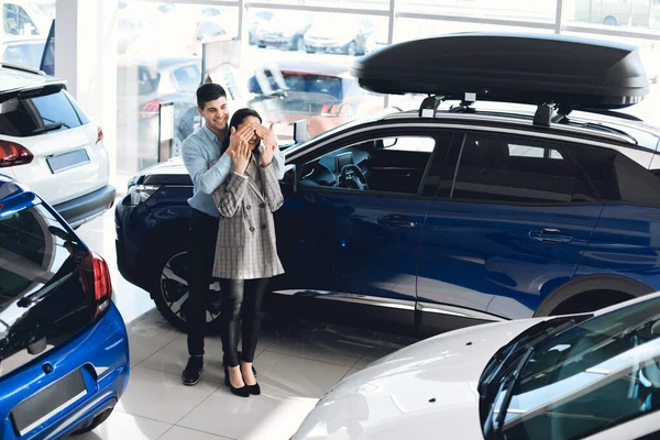 丈夫包庇妻子的眼睛靠近新汽车经销商 — 图库照片