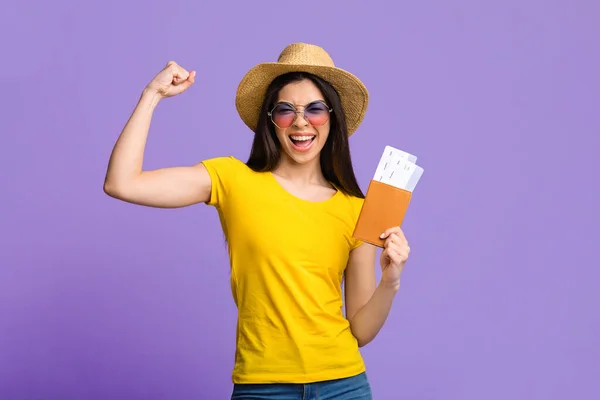 Reisezeit. Freudiges asiatisches Mädchen mit Tickets und Pass vor lila Hintergrund — Stockfoto