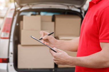 Kurye, tabletin teslim edildiği paketin notlarıdır. Kapatın, kutuların yanında araba olsun.