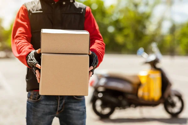 Unbekannter Kurier bringt Pakete mit Boxen in die Stadt — Stockfoto