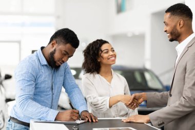 Galeride Otomobil Satıcısıyla El sıkışan Eşler İmza Belgeleri