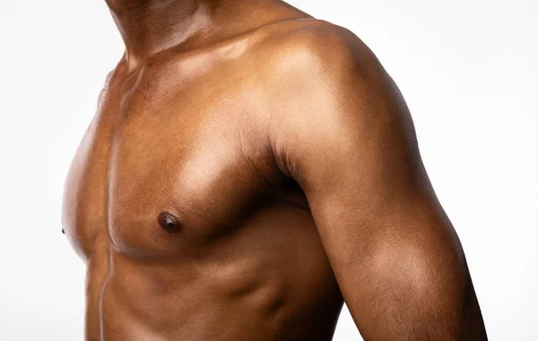 Muscular africano hombre posando sobre blanco fondo, Studio Shot, recortado — Foto de Stock