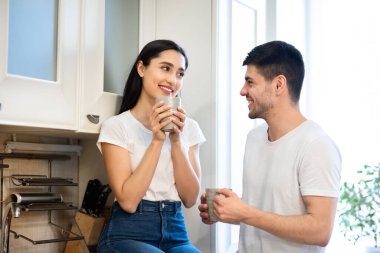 Güzel bir aile evlerinde çay içiyor.