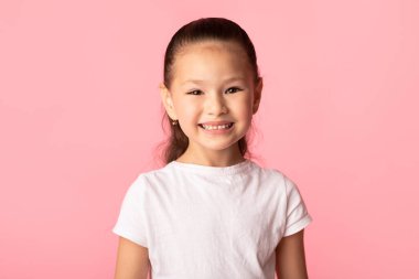 Mutlu Asyalı çocuk poz veriyor ve kameraya bakıyor