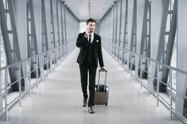 Uomo d'affari urbano che parla su smart phone in aeroporto — Foto Stock