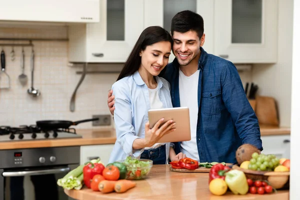 Härlig familj laga sallad tillsammans i sin lägenhet — Stockfoto