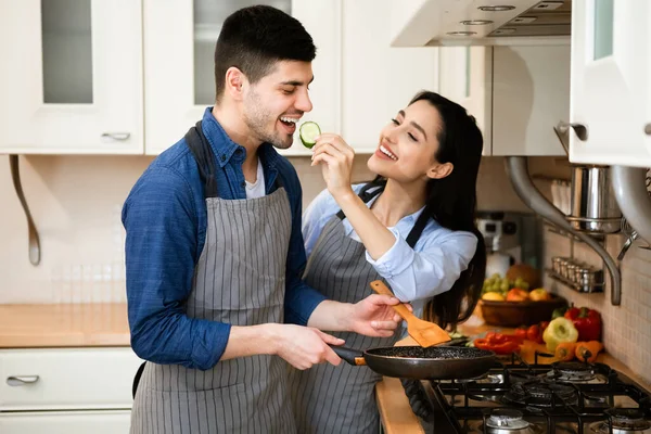 Preciosa pareja joven preparando sabrosa cena juntos —  Fotos de Stock