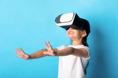 Stüdyoda sanal gerçeklik gözlüğü takan bir kız.