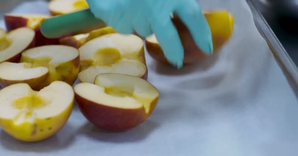 Appelhelften zonder kernen op keukentafel — Stockvideo