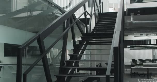 Escaleras modernas en gran centro de negocios contemporáneo — Vídeos de Stock