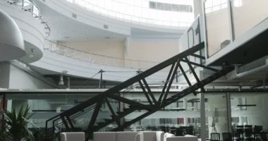 Büyük, boş, açık bir uzay ofisi.