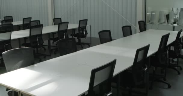 Långa tomma bord i konferenslokal utan folk — Stockvideo
