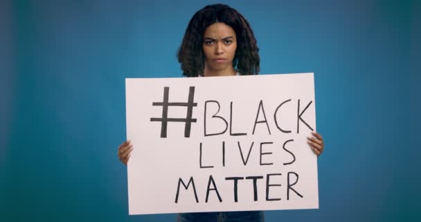 Siyahların Yaşamları Önemlidir pankartı tutan genç Afrikalı Amerikalı kadın — Stok video