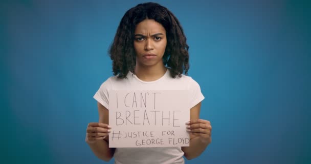 Czarna dziewczyna trzyma tabliczkę z tekstem Nie mogę oddychać — Wideo stockowe